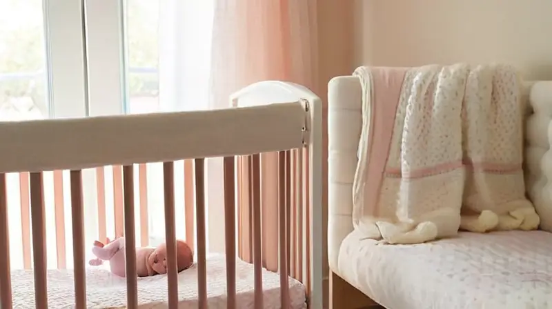 Escena serena de un bebé durmiendo