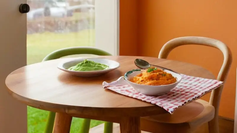Comedor acogedor con comida y luz cálida